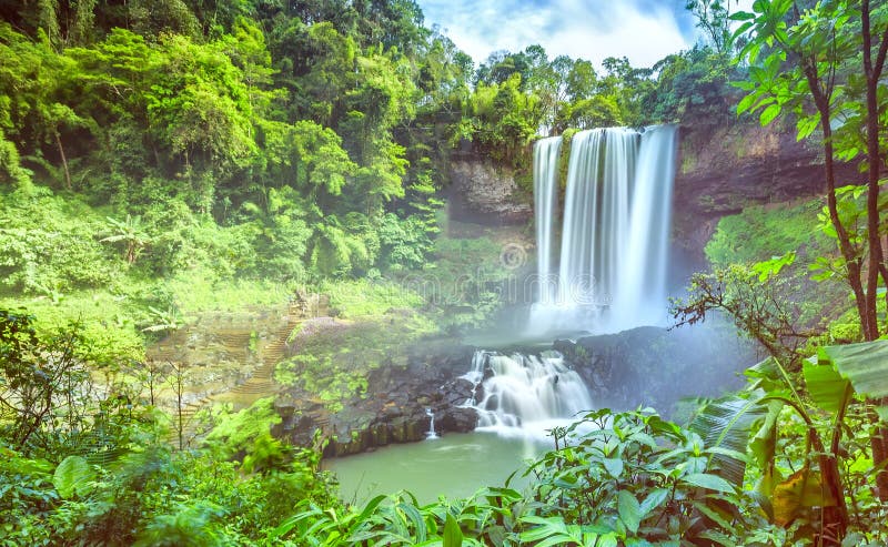 Wasserfall im Sommer Dambri lizenzfreie stockfotos Wasserfall im Sommer Dambri lizenzfreie stockfotos
