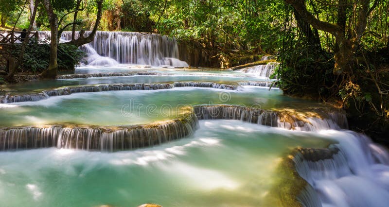 Wasserfall im Wald lizenzfreie stockfotografie