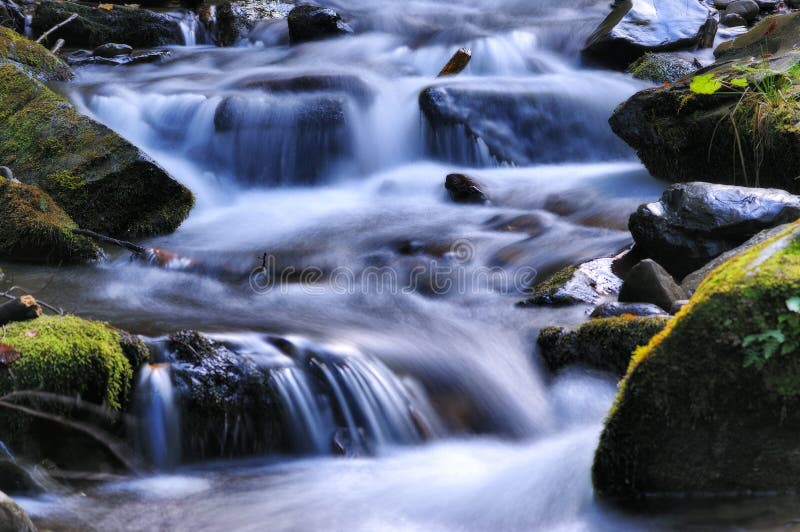 Wasserfall Malerischer Nebenfluss in den Karpatenbergen stockfoto Wasserfall Malerischer Nebenfluss in den Karpatenbergen stockfoto