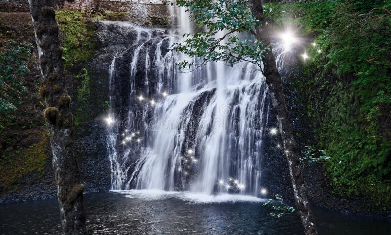 Wasserfall mit feenhaften Lichtern des Tanzens in verzaubertem Wald lizenzfreie stockfotos Wasserfall mit feenhaften Lichtern des Tanzens in verzaubertem Wald lizenzfreie stockfotos