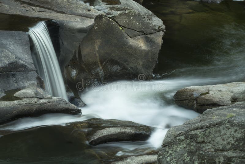Wasserfall in Sugar River, Newport, New Hampshire, lange Belichtung lizenzfreie stockfotografie Wasserfall in Sugar River, Newport, New Hampshire, lange Belichtung lizenzfreie stockfotografie