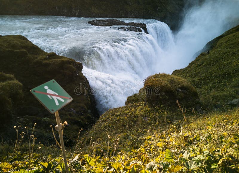 Wasserfall und Wandern verboten Schild lizenzfreie stockfotos