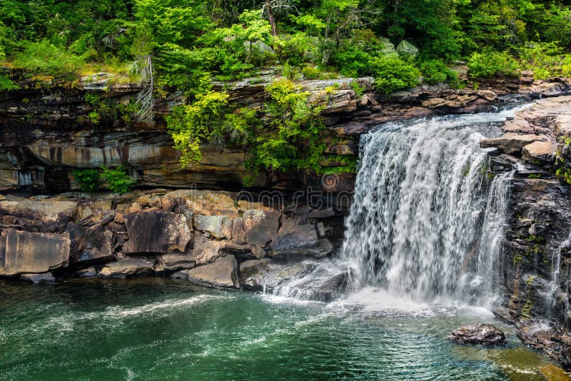 Wasserfall an weniger Fluss-Schlucht-nationaler Konserve lizenzfreie stockfotografie