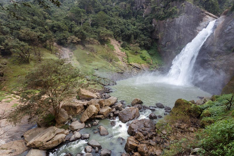 Wasserfalllandschaft in Sri Lanka lizenzfreies stockfoto Wasserfalllandschaft in Sri Lanka lizenzfreies stockfoto