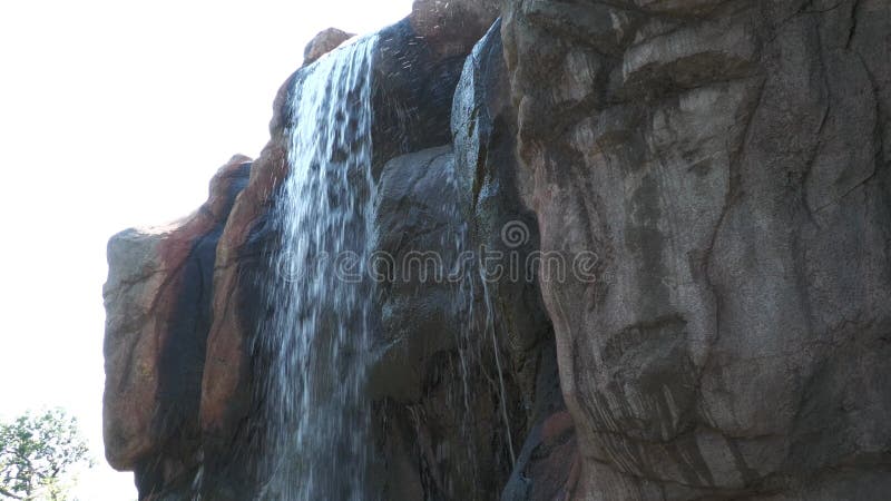 Wasserfälle von der Spitze eines großen Felsens