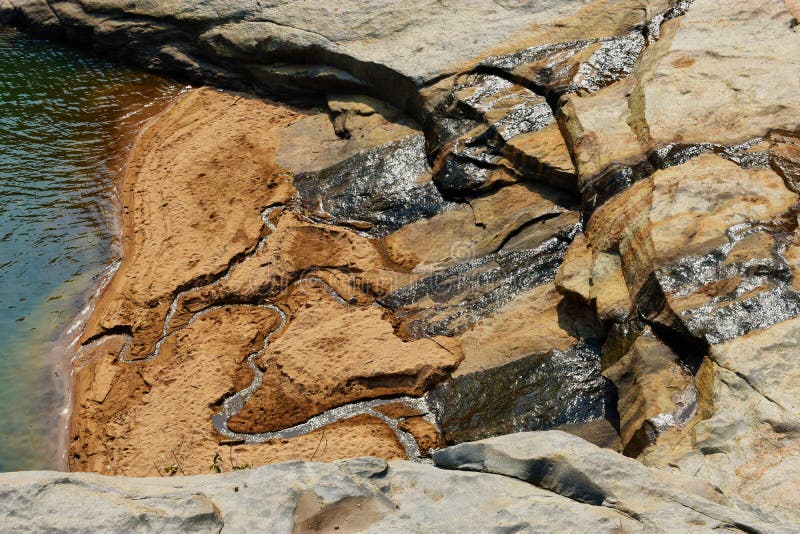 Wasserführung von einem Felsen stockfoto Wasserführung von einem Felsen stockfoto
