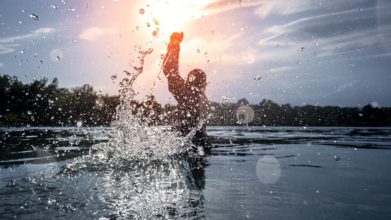 Wasserkampf am Sonnenuntergangsee stockfotografie Wasserkampf am Sonnenuntergangsee stockfotografie