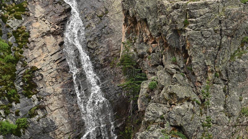 Wasserkaskaden hinunter zum Felsvorsprung