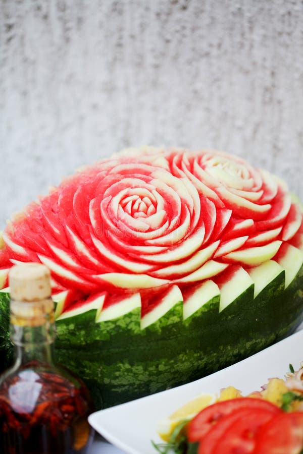Wassermelone geschnitzt stockbild. Bild von grün, sonderkommando - 24109099