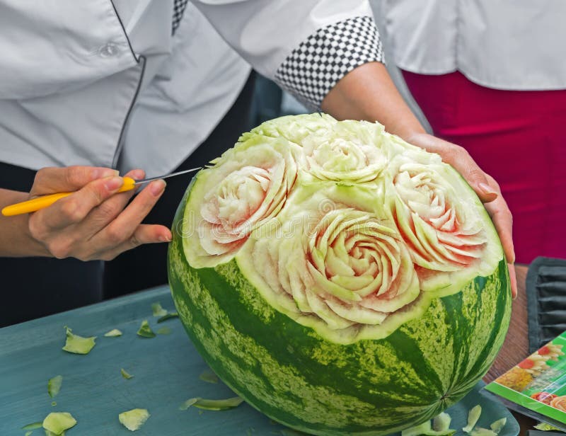 Blumen Geschnitzt Von Einer Wassermelone Stockfoto - Bild von ...