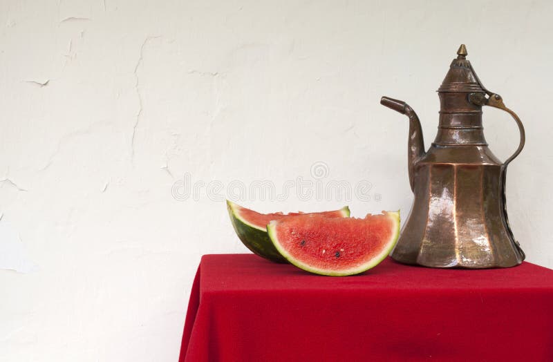 Wassermelonen- und Kupferpitcher lizenzfreie stockfotos Wassermelonen- und Kupferpitcher lizenzfreie stockfotos