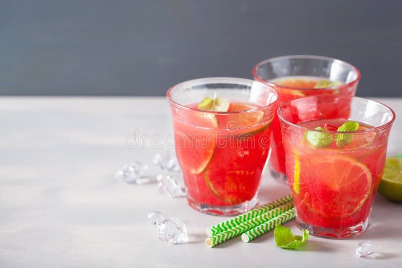 Wassermelonenlimonade mit Kalk und Minze, Auffrischungsgetränk des Sommers lizenzfreies stockbild Wassermelonenlimonade mit Kalk und Minze, Auffrischungsgetränk des Sommers lizenzfreies stockbild