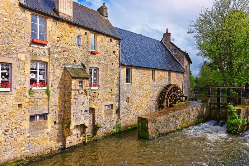 Wassermühle und Aure River von Bayeux in Normandie Frankreich stockfotos Wassermühle und Aure River von Bayeux in Normandie Frankreich stockfotos