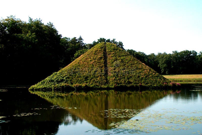 Download Wasserpyramide in Branitz stockbild. Bild von pyramide, park - 29609