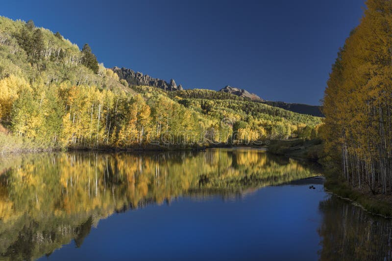 Wasserreflexionen von Herbstteich außerhalb des Tellurids lizenzfreie stockfotografie Wasserreflexionen von Herbstteich außerhalb des Tellurids lizenzfreie stockfotografie