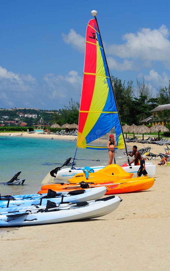 Wassersport auf einem carribean Strand lizenzfreie stockbilder Wassersport auf einem carribean Strand lizenzfreie stockbilder