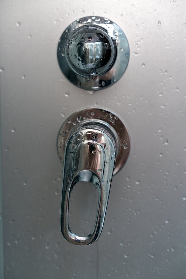 Wasserstromschalter unter der Dusche stockfoto Wasserstromschalter unter der Dusche stockfoto