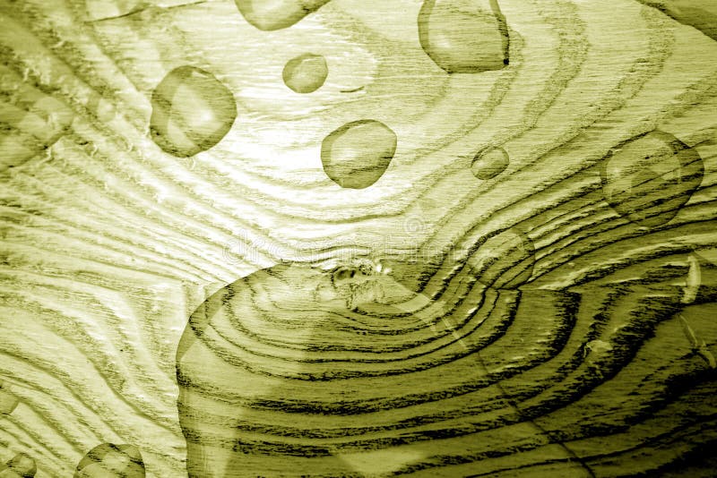 Wassertropfen aus Holz in gelbem Ton stockfoto Wassertropfen aus Holz in gelbem Ton stockfoto