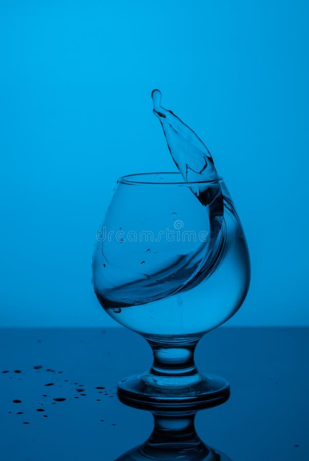 Wassertropfen In Blauem Glas Mit Tropfen Auf Glas Stockfoto Bild Von Makro Tabelle 165809930