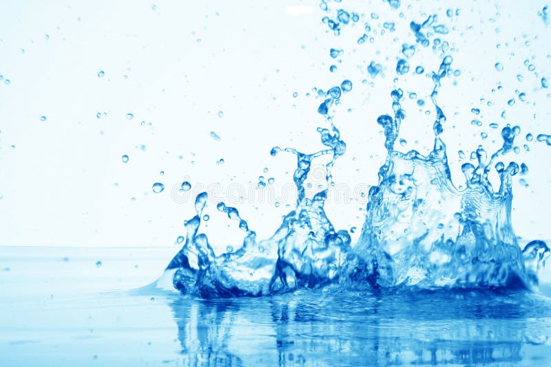 Wassertropfen in der Pfütze im Blau stockbild