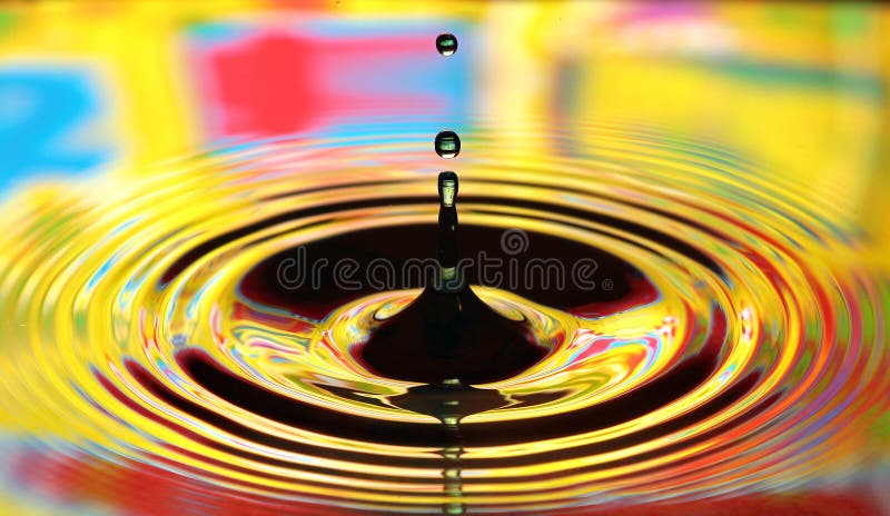 Wassertropfenspritzen Gelbe farbige Kräuselungen, Reflexionen auf Wasser lizenzfreie stockbilder Wassertropfenspritzen Gelbe farbige Kräuselungen, Reflexionen auf Wasser lizenzfreie stockbilder