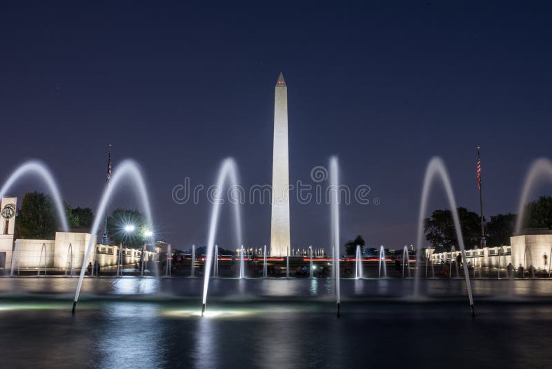 Waszyngtoński zabytek przy nocą z fontannami