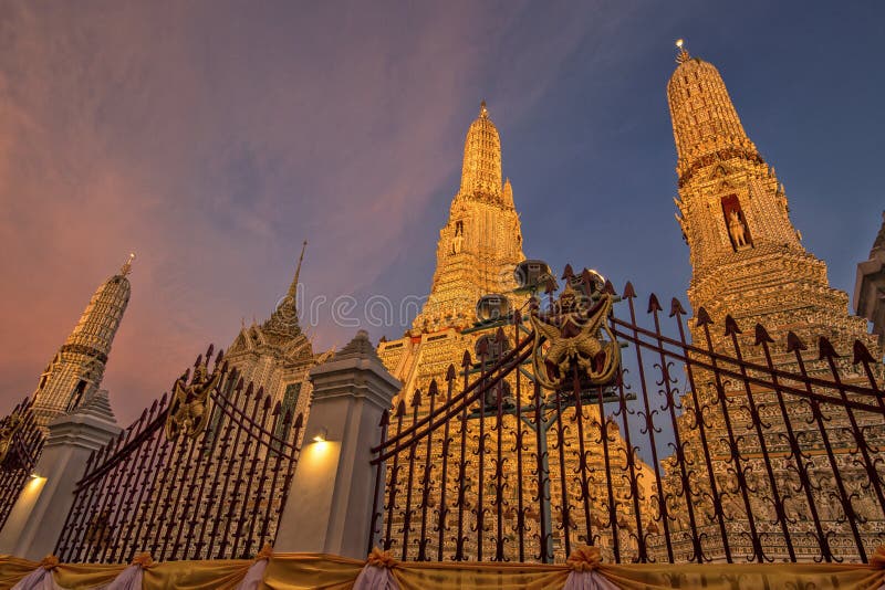 Wat Arun på solnedgången i Bangkok Thailand fotografering för bildbyråer Wat Arun på solnedgången i Bangkok Thailand fotografering för bildbyråer