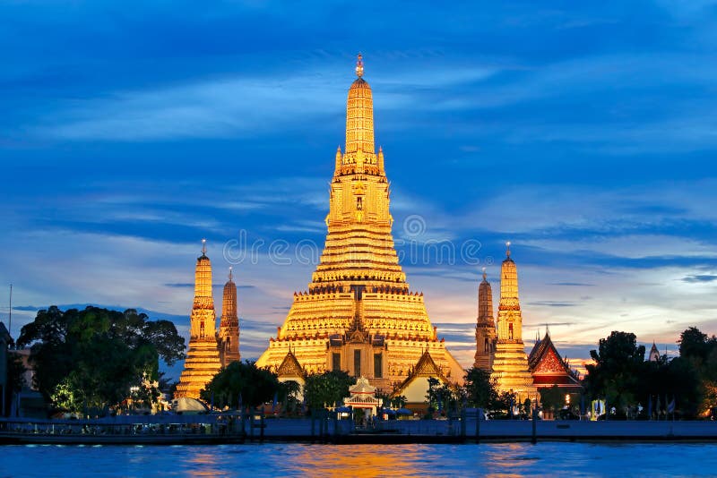 Wat Arun Ratchawararam Ratchawaramahawihan Temple dell'alba al tramonto Bangkok, Tailandia fotografie stock Wat Arun Ratchawararam Ratchawaramahawihan Temple dell'alba al tramonto Bangkok, Tailandia fotografie stock