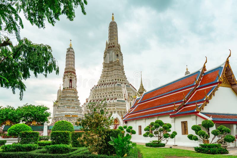 Wat Arun Ratchawararam z pięknym niebieskim niebem i bielem chmurnieje Wata Arun buddyjska świątynia jest punktem zwrotnym w Bang obrazy royalty free Wat Arun Ratchawararam z pięknym niebieskim niebem i bielem chmurnieje Wata Arun buddyjska świątynia jest punktem zwrotnym w Bang obrazy royalty free