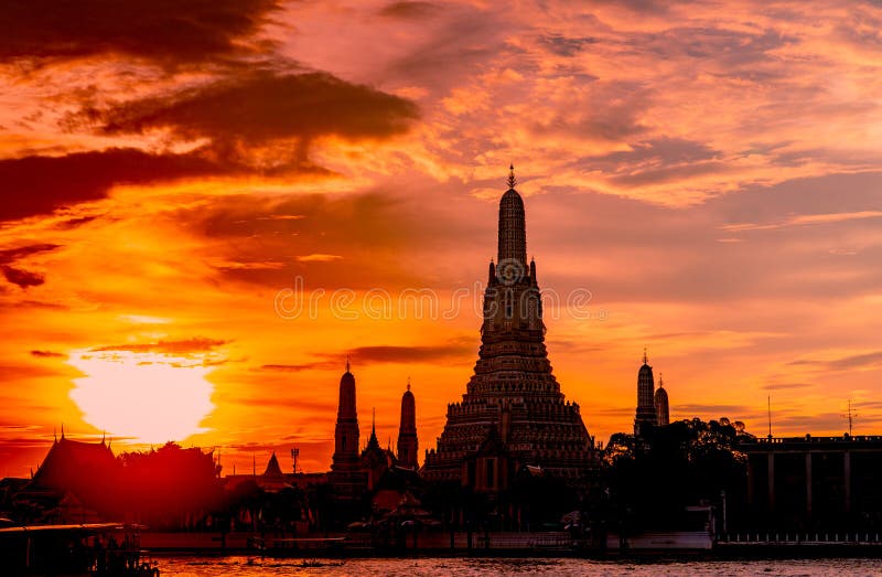 Wat Arun Ratchawararam στο ηλιοβασίλεμα με τον όμορφους πορτοκαλιούς ουρανό και τα σύννεφα Ο βουδιστικός ναός Arun Wat είναι το ο στοκ φωτογραφίες Wat Arun Ratchawararam στο ηλιοβασίλεμα με τον όμορφους πορτοκαλιούς ουρανό και τα σύννεφα Ο βουδιστικός ναός Arun Wat είναι το ο στοκ φωτογραφίες