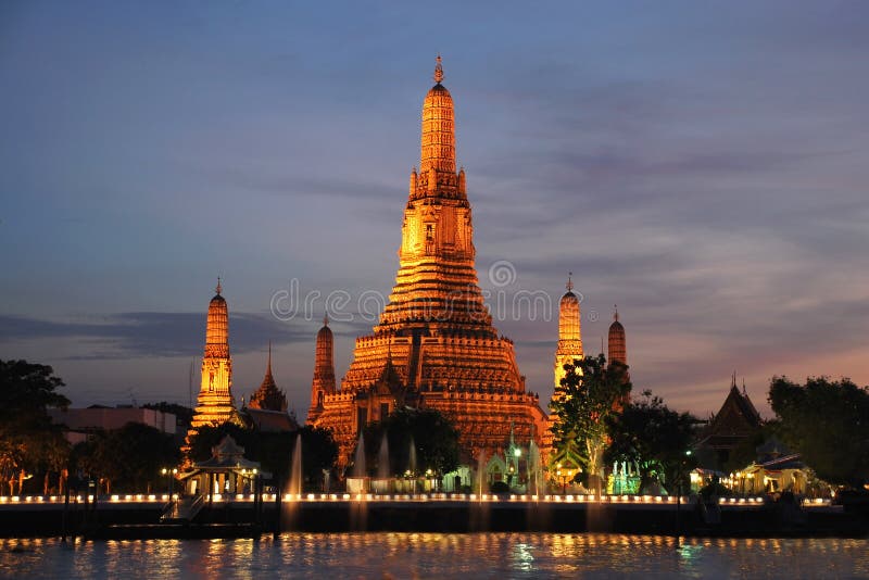 Wat arun Tempeldämmerung Bangkok Thailand. stockbild Wat arun Tempeldämmerung Bangkok Thailand. stockbild