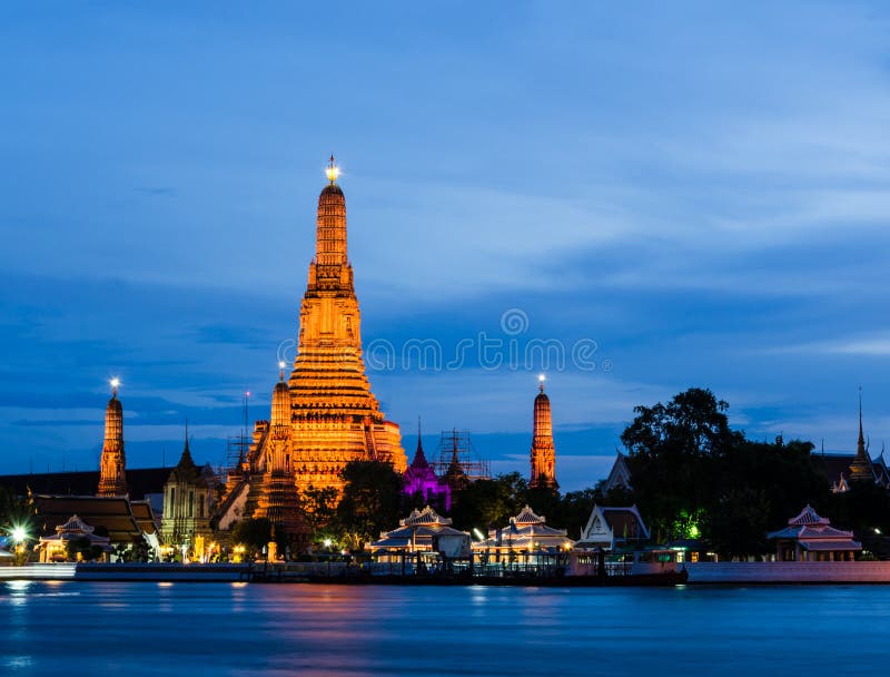 Wat Arun, The Temple of Dawn, at twilight, Bangkok, Thailand