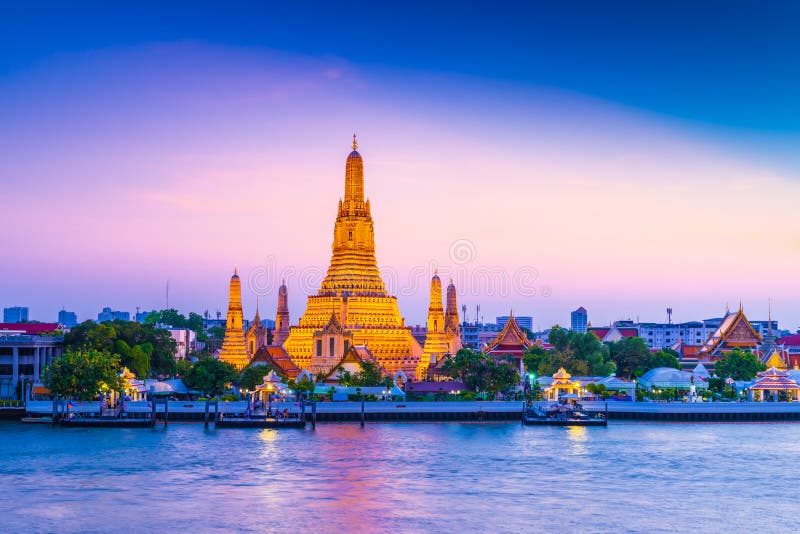 Wat Arun Temple dell'alba a Bangkok Tailandia
