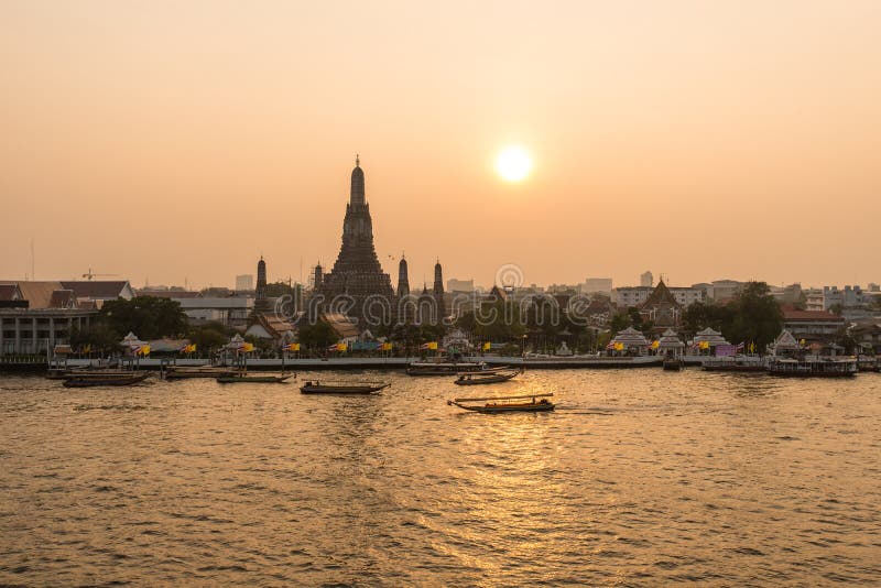 Wat Arun Temple en la puesta del sol en Bangkok Tailandia imagen de archivo Wat Arun Temple en la puesta del sol en Bangkok Tailandia imagen de archivo