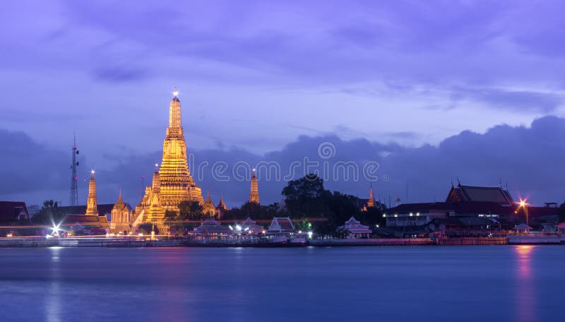 Templo Wat Arun ao crepúsculo imagem de stock royalty free