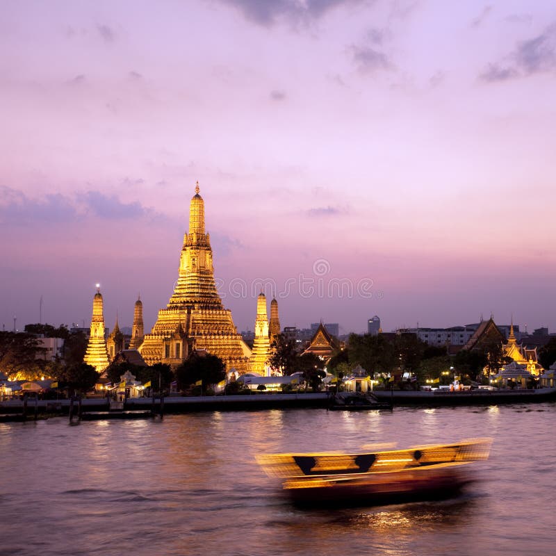 Wat Arun über Chao Phraya Fluss während des Sonnenuntergangs lizenzfreie stockfotografie Wat Arun über Chao Phraya Fluss während des Sonnenuntergangs lizenzfreie stockfotografie