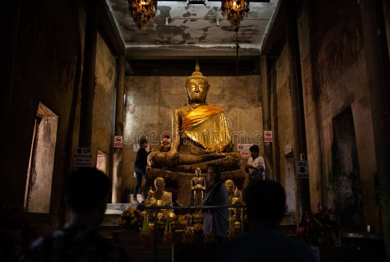 Wat Bang Kung, tempio nascosto all'interno delle radici di un albero di banyan Questo tempio come Angkor Wat dentro immagini stock Wat Bang Kung, tempio nascosto all'interno delle radici di un albero di banyan Questo tempio come Angkor Wat dentro immagini stock