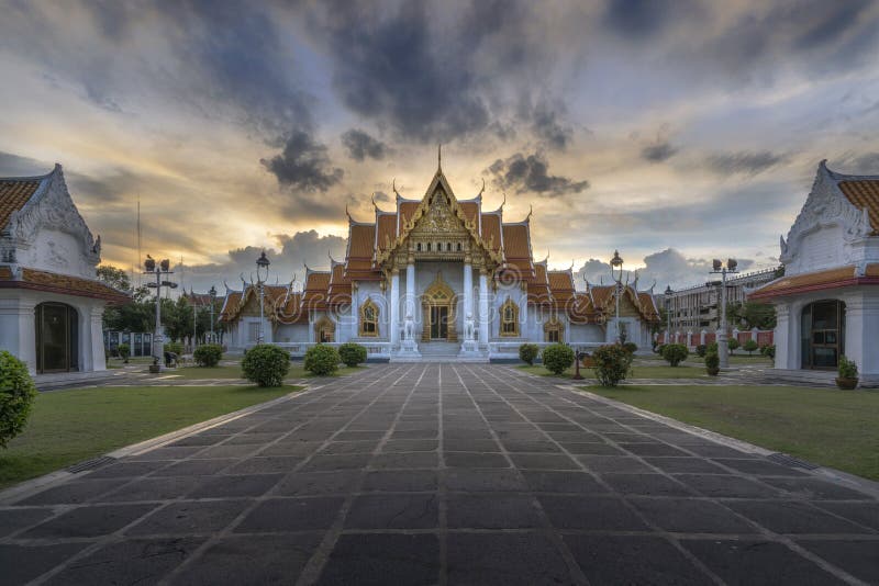 Wat Benchamabophit Dusit Wanaram o lugar emblemático del templo de mármol para visitar Bangkok, Tailandia foto de archivo Wat Benchamabophit Dusit Wanaram o lugar emblemático del templo de mármol para visitar Bangkok, Tailandia foto de archivo