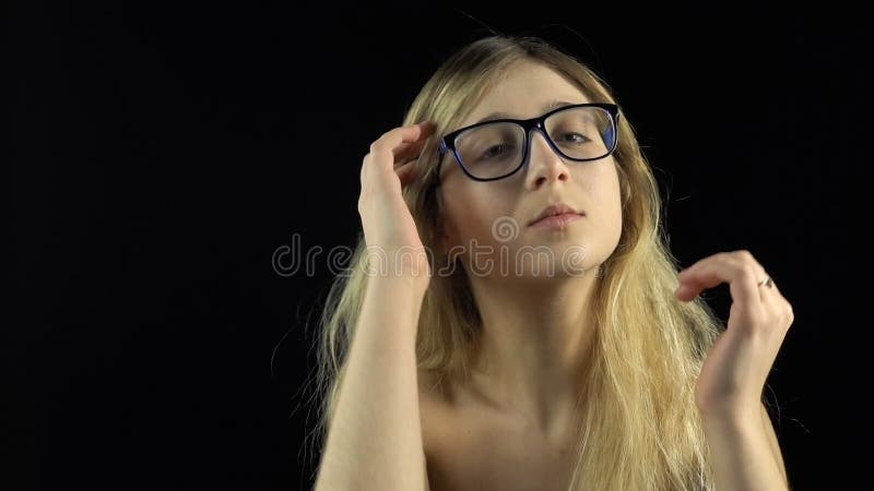 Wat betreft gezichts jong meisje stock footage