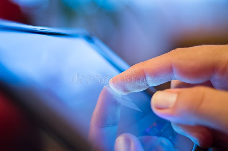 Wat betreft het scherm op tablet-PC stock fotografie Wat betreft het scherm op tablet-PC stock fotografie