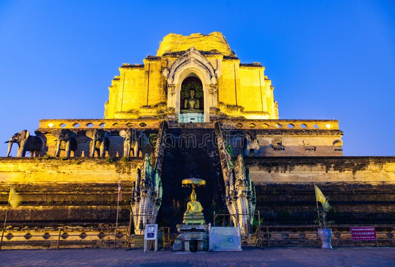 Wat Chedi Luang Varavihara, Chiang Mai, Tail?ndia imagens de stock Wat Chedi Luang Varavihara, Chiang Mai, Tail?ndia imagens de stock