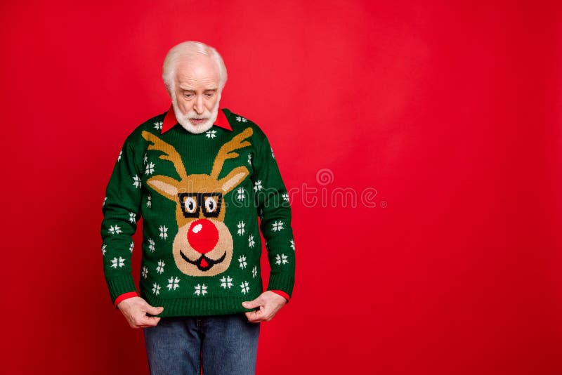 Wat heb ik gekregen? Portret van verbaasde, geschokt bejaarde man kijkt naar rendierpatroonsweater voor kerstfeest stock foto's Wat heb ik gekregen? Portret van verbaasde, geschokt bejaarde man kijkt naar rendierpatroonsweater voor kerstfeest stock foto's