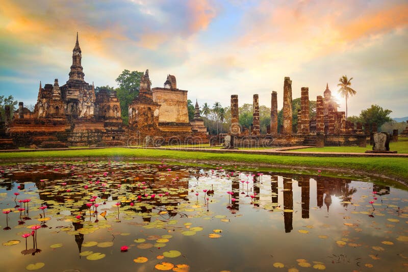 Wat Mahathat Temple nel recinto del parco storico di Sukhothai in Tailandia fotografie stock libere da diritti Wat Mahathat Temple nel recinto del parco storico di Sukhothai in Tailandia fotografie stock libere da diritti