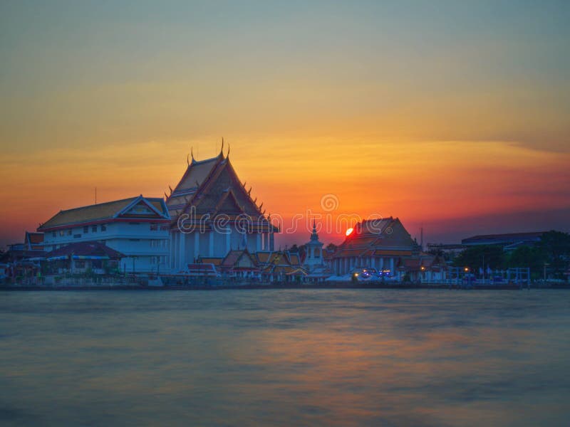 Wat Molilokkayaram Temple på solnedgången i Bangkok Thailand fotografering för bildbyråer Wat Molilokkayaram Temple på solnedgången i Bangkok Thailand fotografering för bildbyråer