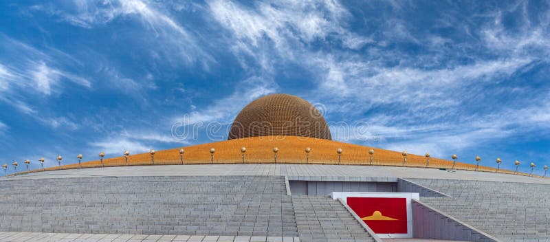 Wat Phra Dhammakaya Famous Buddhist Stupa In Pathum Thani Province North Of Bangkok Thailand Stock Image Image Of Iconic Decoration