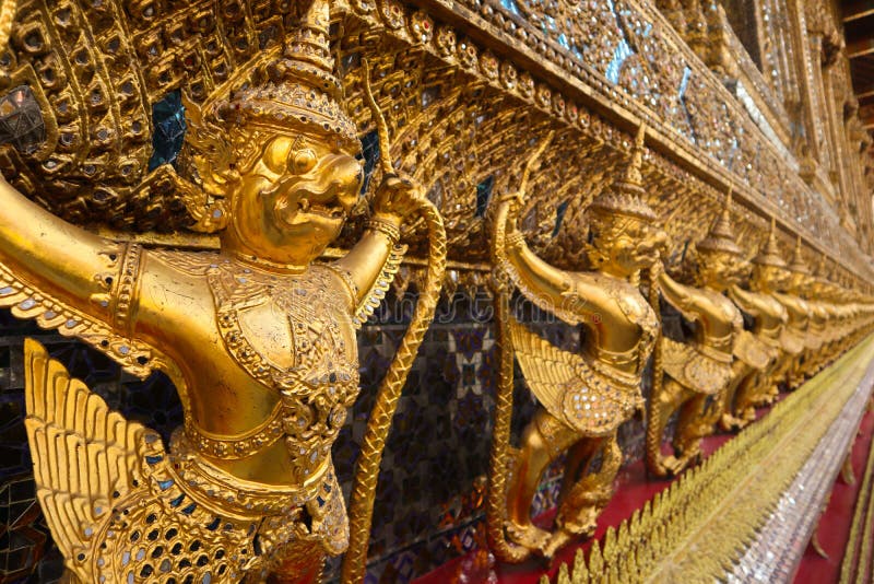 Wat Phra Kaew, conosciuto comunemente in inglese come il tempio di Emerald Buddha o di grande palazzo ? considerare come la maggi fotografie stock libere da diritti Wat Phra Kaew, conosciuto comunemente in inglese come il tempio di Emerald Buddha o di grande palazzo ? considerare come la maggi fotografie stock libere da diritti