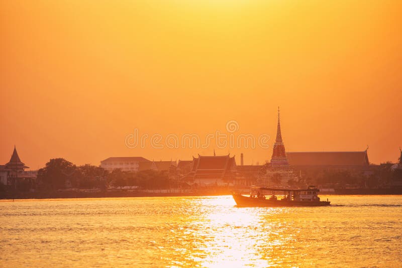 Wat Phra Samut Chedi auf dem Fluss Chao Phraya bei Sonnenuntergang in Samu stockfoto Wat Phra Samut Chedi auf dem Fluss Chao Phraya bei Sonnenuntergang in Samu stockfoto
