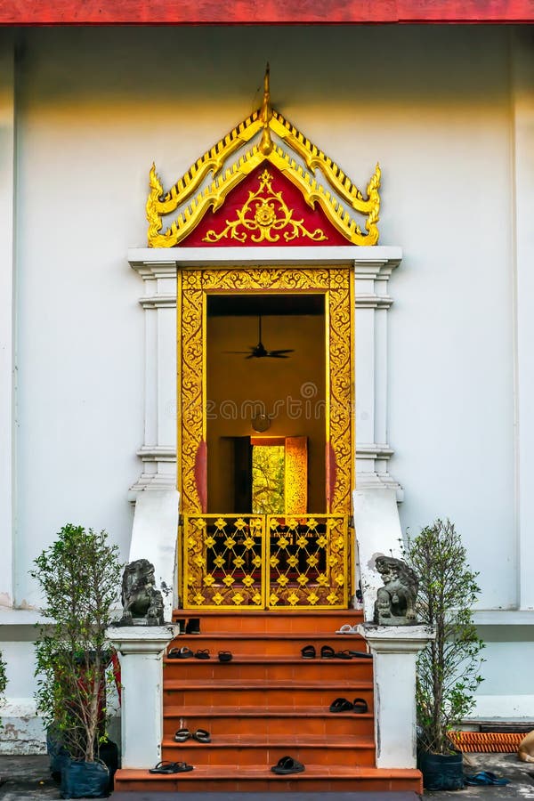 Wat Phra辛哈Woramahaviharn,普遍的悠久的历史老佛教寺庙偶象建筑学视图,在清迈 库存照片 Wat Phra辛哈Woramahaviharn,普遍的悠久的历史老佛教寺庙偶象建筑学视图,在清迈 库存照片