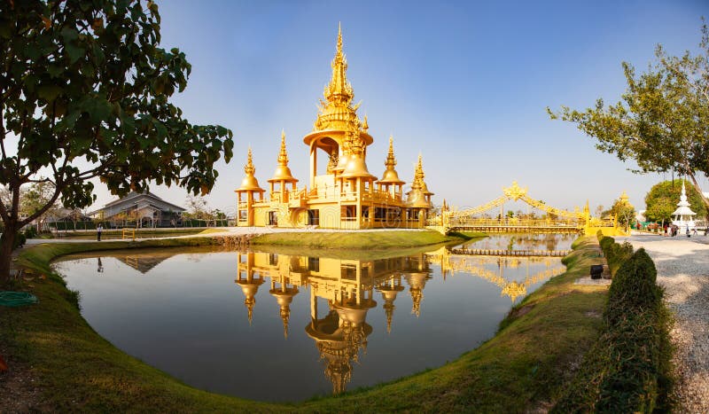 Wat Rong Khun s? awna Bia? a? wi? tynia w Chiang Raja, Tajlandia obraz royalty free