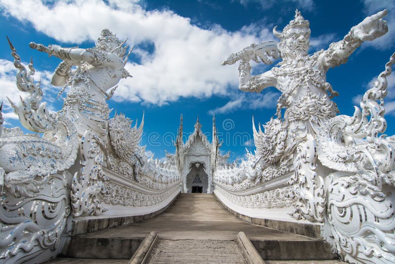 Wat Rong Khun (temple blanc), Chiang Rai, Thaïlande image libre de droits Wat Rong Khun (temple blanc), Chiang Rai, Thaïlande image libre de droits